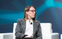 Хестер Пирс: DeFi-проекты должны обращаться в SEC напрямую