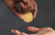 Росфинмониторинг будет отслеживать конвертацию биткоинов в рубли