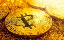 Эксперты связывают резкое падение ВТС с укреплением ценовых позиций доллара и золота